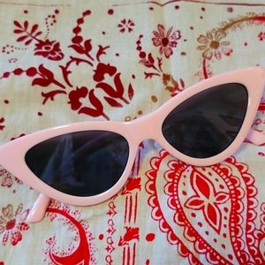 💓 Baby pink cat eye sunglasses 💐